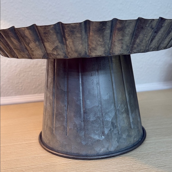 Farmhouse aluminum Fluted Cake Stand - Picture 3 of 4